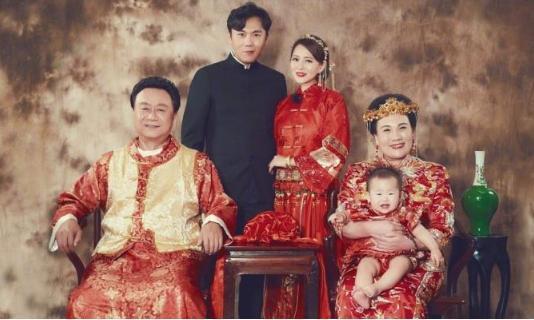 伊能静18岁儿子罕露面，高颜值吸睛还是学霸