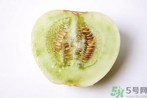 香瓜里面有红点能吃吗?香瓜瓤里面有红点还能吃吗? 香瓜里面有红点能吃吗?香瓜瓤里面有红点还能吃吗?