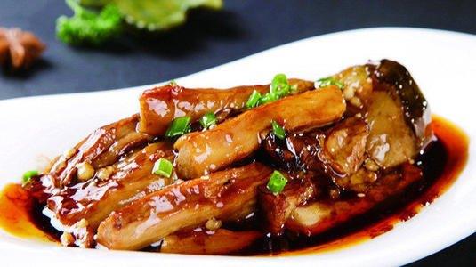 红烧茄子要炸吗 红烧茄子要放那些调料呢 红烧茄子要炸吗 红烧茄子要放那些调料呢
