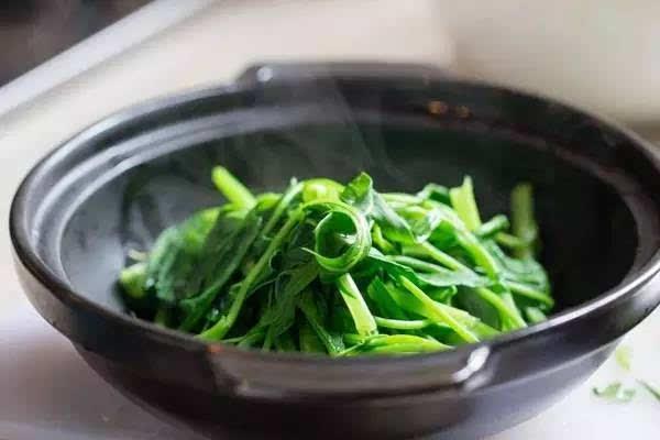 菠菜可以和鸡蛋一起吃吗 菠菜可以和豆腐一起吃吗 菠菜可以和鸡蛋一起吃吗 菠菜可以和豆腐一起吃吗