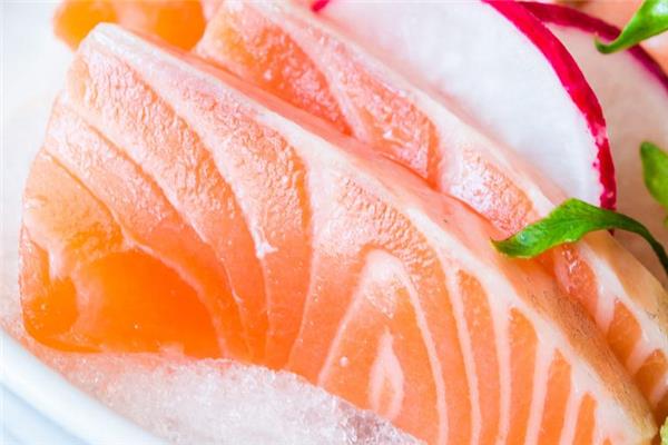 三文鱼加柠檬汁腌多久 味道更鲜美 三文鱼加柠檬汁腌多久 味道更鲜美