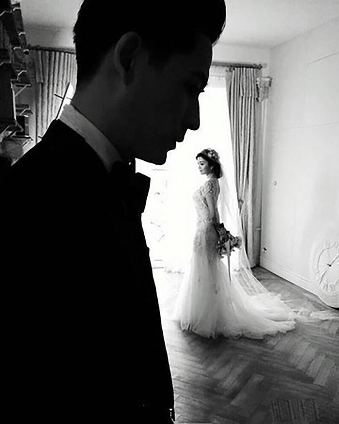周渝民和妻子晒婚纱照,喻虹渊表情调皮可爱,这个手势更有内涵