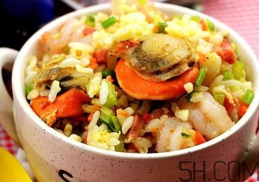 蛋炒饭可以放鸡精吗 蛋炒饭可以加什么 蛋炒饭可以放鸡精吗 蛋炒饭可以加什么