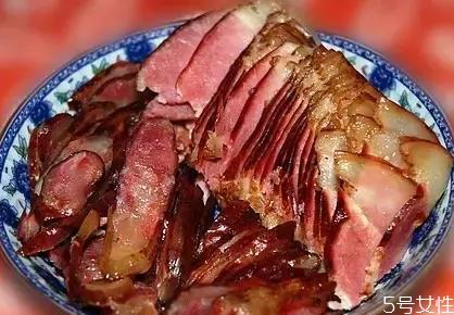 熏腊肉一斤肉放多少盐 烟熏肉盐和肉的比例 熏腊肉一斤肉放多少盐 烟熏肉盐和肉的比例