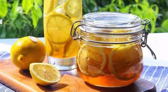 柠檬蜂蜜水什么时候喝适合 柠檬蜂蜜水可以睡前喝吗 柠檬蜂蜜水什么时候喝适合 柠檬蜂蜜水可以睡前喝吗