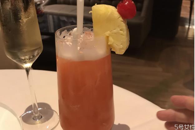 新加坡司令鸡尾酒配方 新加坡司令制作方法 新加坡司令鸡尾酒配方 新加坡司令制作方法