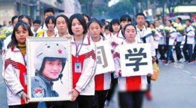 ​中国首位歼10女飞行员，牺牲时年仅30岁，葬礼当天36万人自