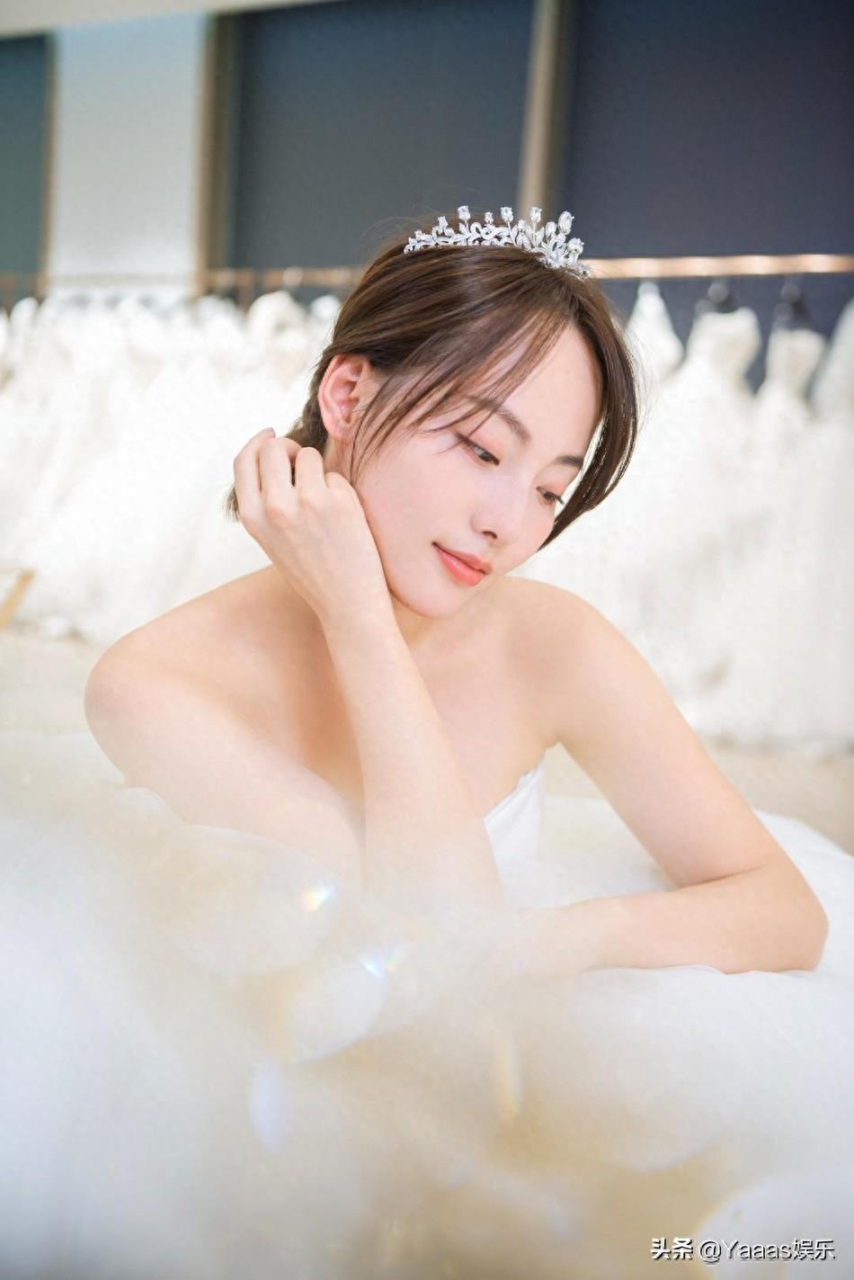张嘉倪试婚纱，老公买超陪同，两人亲密搂腰牵手对视，羡煞旁人