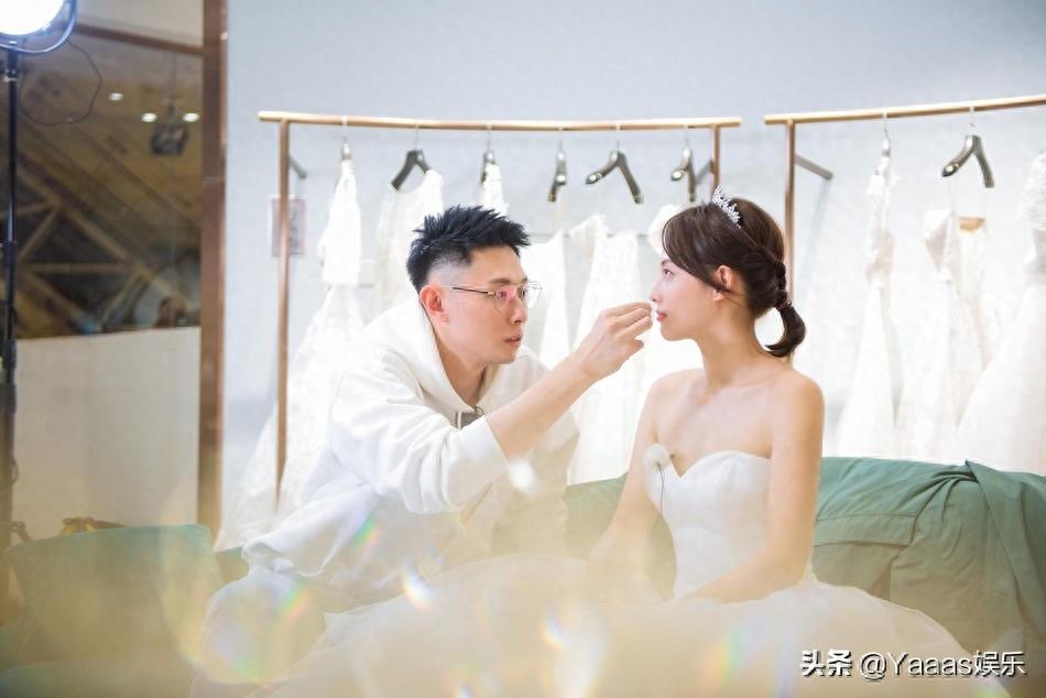 张嘉倪试婚纱，老公买超陪同，两人亲密搂腰牵手对视，羡煞旁人
