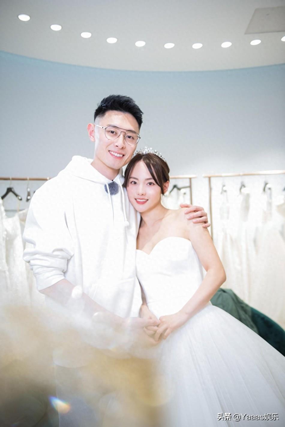 张嘉倪试婚纱，老公买超陪同，两人亲密搂腰牵手对视，羡煞旁人