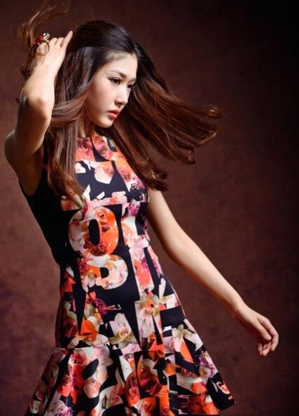 90后形象俱佳的王双妩媚可人,清纯胜过小龙女