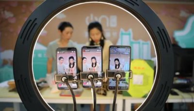​钱小佳开播讨论直播的尽头是什么？网友：黑丝、豪车，还有自由