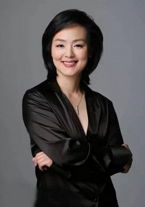 ​孙小梅央视美女主持人，嫁小2岁哈佛大学海归，今57岁成人生赢家
