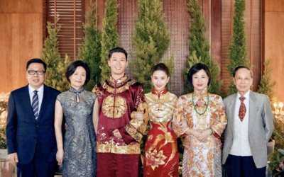 ​赌王四太何超莲婚礼风波中勇敢面对，何超盈力挺妹妹，家族团结