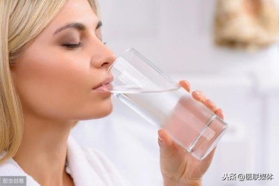 ​炎炎夏日喝冰水很舒服？这4个危害，可不好惹