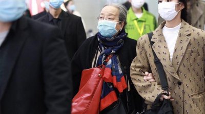 ​84岁＂容嬷嬷＂李明启现身，脚踩红鞋打扮时髦，精神矍铄显年轻