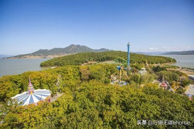 ​东北地区最大的人工湖，湖中有座五虎岛，景色唯美，度假游乐胜地
