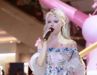 ​芭比迪丽拉半个月染一次发，嘴小到吃饭让人喂，卸妆后看呆了