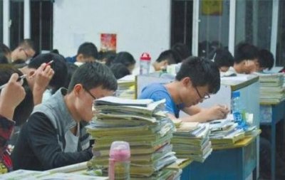 ​高中复读一年需要花费多少钱？三五万够吗？老师：费用高低不等