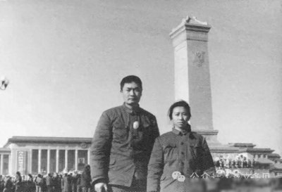 ​1976年，陈小鲁和粟惠宁的合影，不得不说，他俩和他们的父亲