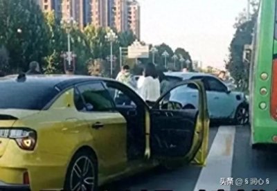 ​天津小学生遭“开门杀”，颅骨碾碎当场身亡，受害家长痴坐脑浆中