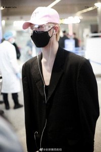 ​周震南一身深V黑衣服，戴护目镜太撩人，南南的皮肤白到发光了