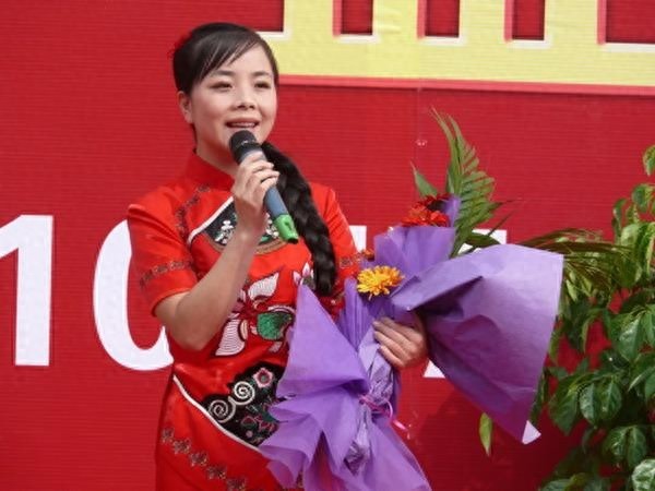 组图：青年歌手王二妮