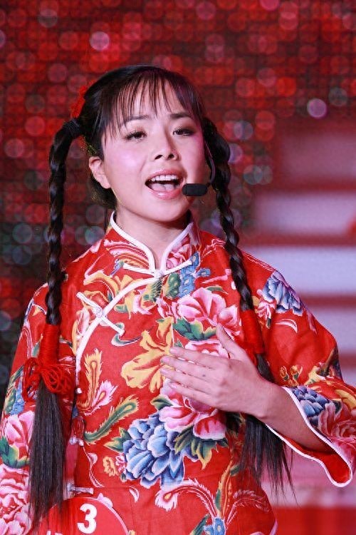 组图：青年歌手王二妮