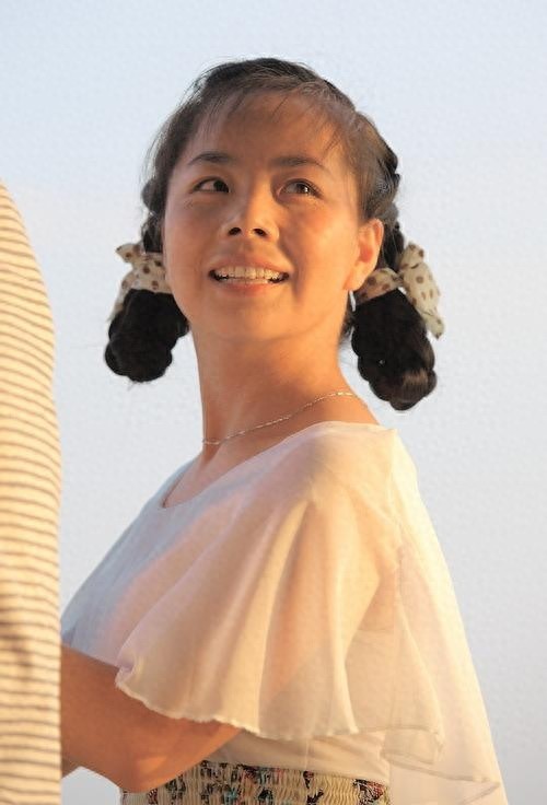 组图：青年歌手王二妮