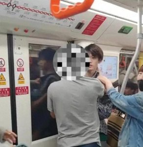 ​上海地铁一男子强迫女乘客让座 同车乘客制止被掐脖拖拽