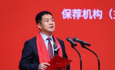 ​萍乡首富发家史：打工出身，卖零食起家，如今公司上市，身家25亿