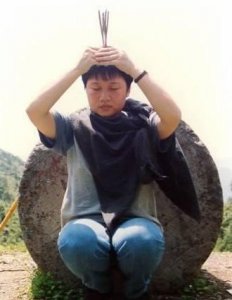 ​“青藏高原”的演唱家李娜，为什么在最红的时候，选择了出家？