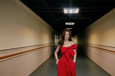​沈梦辰跨年晚会造型：璀璨之夜的性感与浪漫