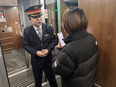 ​银川至北京西动车上演温情接力 “氧”护旅客就医路