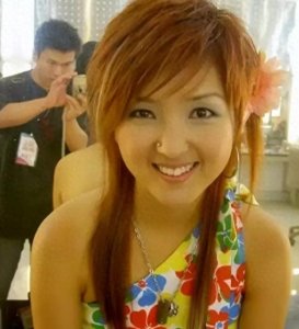 ​何洁当真绝情！婚内出轨离婚儿女随她姓，与二婚老公登杂志秀恩爱
