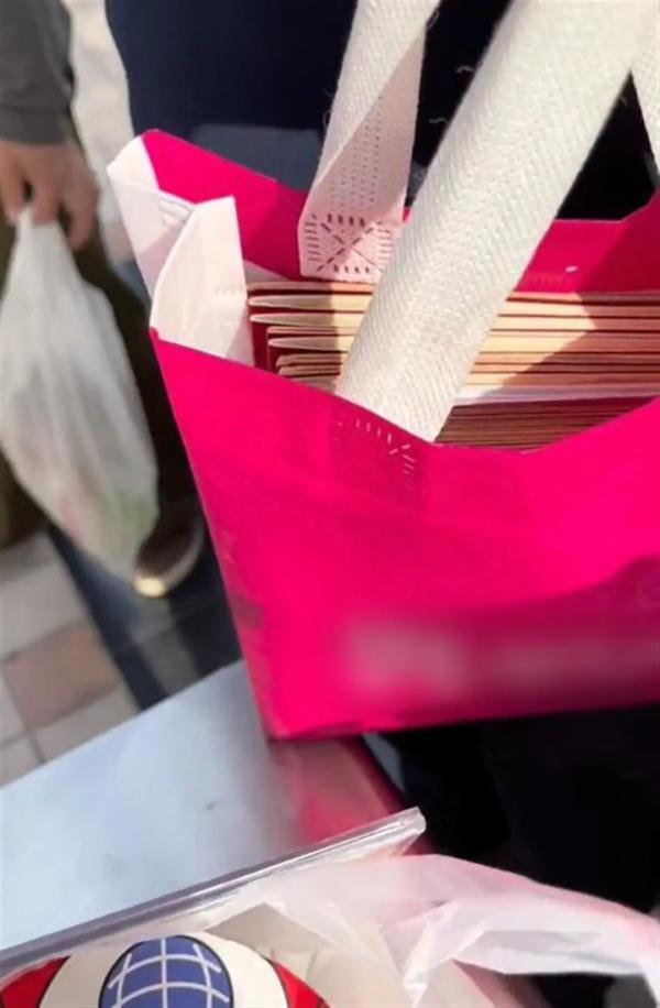 为卖房中介小伙竟和70岁老太结婚(竟带20多本房产证为儿子征婚)(1)