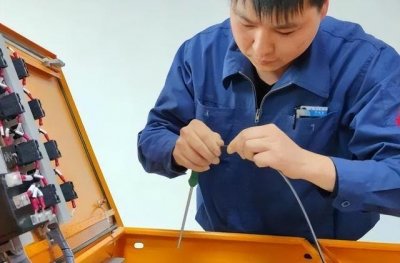 ​有维修电工证还需要考电工证吗（维修电工证和电工证的区别）