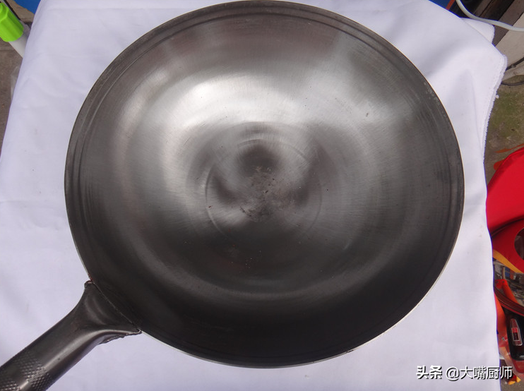 铁锅分“生铁”和“熟铁”,区别挺大,弄懂再买,学会开锅更好用