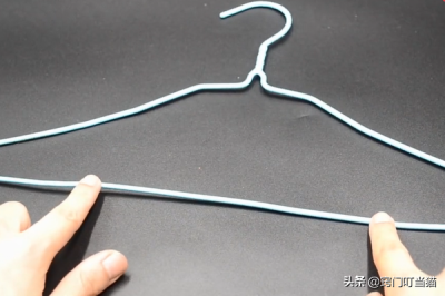 ​衣架废物利用手工制作 旧衣架一个也别扔了，简单折几下，解决了家家户户的大难
