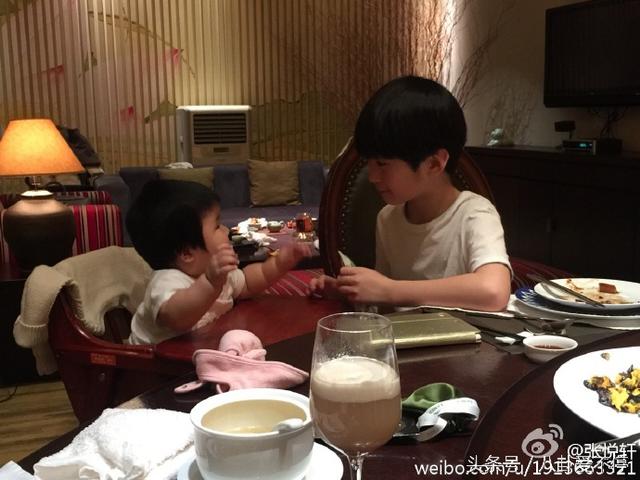 田亮晒父子旧照一家人共用一张脸 爸爸4开录田亮携儿子回归(17)