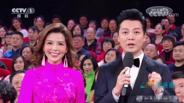 朱迅全身“死亡芭比粉”亮相元宵晚会，被网友吐槽：年度翻车现场