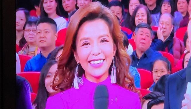 朱迅全身“死亡芭比粉”亮相元宵晚会，被网友吐槽：年度翻车现场