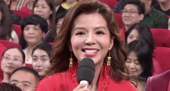 朱迅全身“死亡芭比粉”亮相元宵晚会，被网友吐槽：年度翻车现场