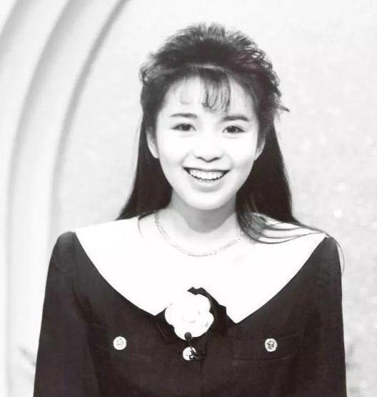 朱迅全身“死亡芭比粉”亮相元宵晚会，被网友吐槽：年度翻车现场