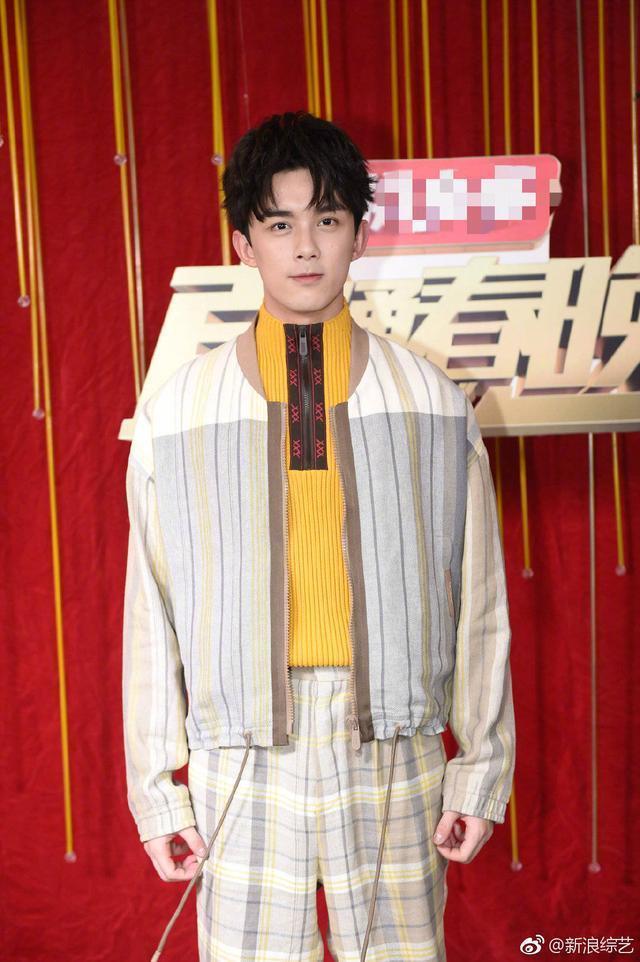 直通春晚录制生图,热巴穿高跟鞋脚变L形,魏大勋牙竟是两种颜色