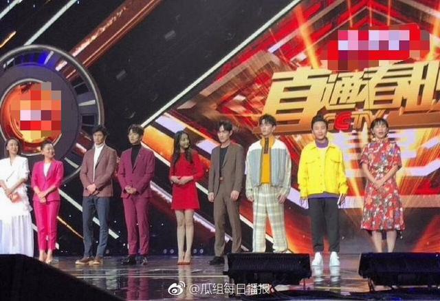 直通春晚录制生图,热巴穿高跟鞋脚变L形,魏大勋牙竟是两种颜色