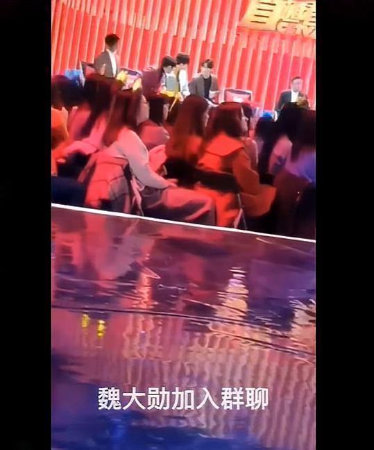 直通春晚录制生图,热巴穿高跟鞋脚变L形,魏大勋牙竟是两种颜色