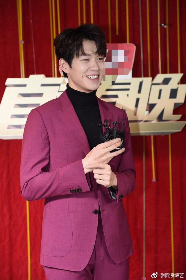 直通春晚录制生图,热巴穿高跟鞋脚变L形,魏大勋牙竟是两种颜色