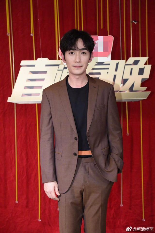 直通春晚录制生图,热巴穿高跟鞋脚变L形,魏大勋牙竟是两种颜色