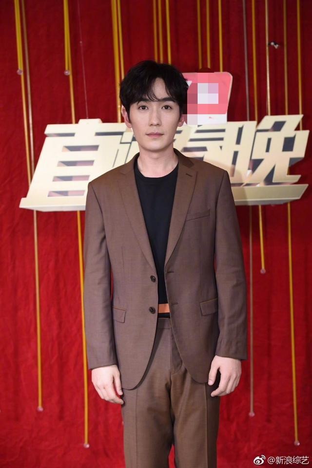 直通春晚录制生图,热巴穿高跟鞋脚变L形,魏大勋牙竟是两种颜色